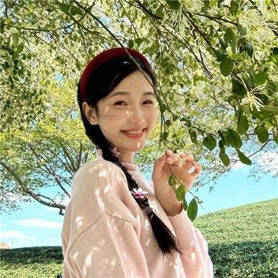 随盲柳入眠的女人